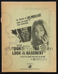 2g542 DON'T LOOK IN THE BASEMENT pressbook '73 the day the insane took over the asylum!