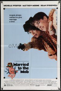 2t531 MARRIED TO THE MOB 1sh '88 great image of Michelle Pfeiffer with gun & Matthew Modine!