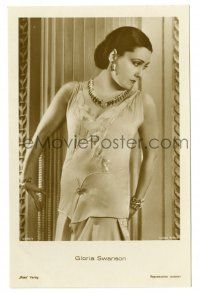 3c033 GLORIA SWANSON German Ross postcard '20s full-length in cool dress & lots of jewelry!