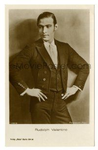 3c043 RUDOLPH VALENTINO German Ross postcard '20s full-length portrait of the handsome leading man!