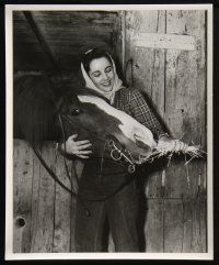 3f445 CYNTHIA 2 8x10 stills '47 candid Liz w/ her horse King Charles, who was Pi in National Velvet