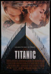 4d757 TITANIC DS 1sh '97 great romantic image of Leonardo DiCaprio & Kate Winslet, James Cameron