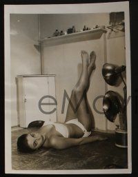 4e867 JOAN COLLINS 3 8x10 & 6x8 stills '50s full-length portraits, 1 w/ amazing tan in white bikini