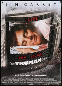 4g517 TRUMAN SHOW German 33x47 '98 cool image of Jim Carrey on large screen, Peter Weir!