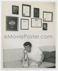 4m320 EDD BYRNES TV 8x10 still '60s the 77 Sunset Strip star at home w/his many awards on the wall!