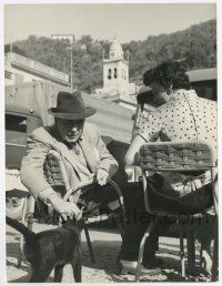 4m132 BAREFOOT CONTESSA candid 7.25x9.5 news photo '54 Humphrey Bogart & Gardner w/cat in Portofino