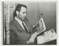 4m621 MISTER ROBERTS 7.25x9 news photo '48 Henry Fonda in New York reading LA newspaper!