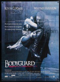 4y481 BODYGUARD French 1p '92 full-length image of Kevin Costner carrying Whitney Houston!