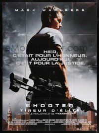 4y903 SHOOTER French 1p '07 cool close up of Mark Wahlberg with a really big gun!