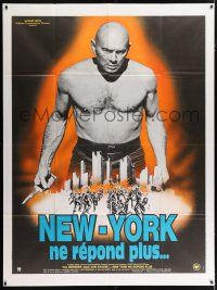 4y959 ULTIMATE WARRIOR French 1p '76 Yul Brynner looming over New York City, different Marty art!