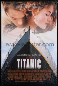 5c755 TITANIC DS 1sh '97 great romantic image of Leonardo DiCaprio & Kate Winslet, James Cameron
