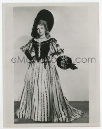 5d351 FOREVER AMBER 6.75x8.5 news photo '46 Linda Darnell wore 43 separate gowns for her role!