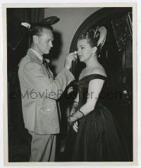 5d407 GREEN DOLPHIN STREET candid deluxe 8.25x10 still '47 c/u of Lana Turner with her make-up man!