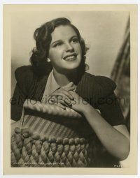 5d511 JUDY GARLAND 8x10.25 still '40s sitting in a chair & smiling big with her hands clasped!