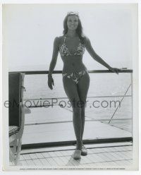 5d538 LAST OF SHEILA 8.25x10 still '73 best full-length c/u of sexy Raquel Welch in skimpy bikini!
