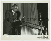 5d552 LIONEL HAMPTON 8x10.25 music publicity still '50s the famous bandleader playing xylophone!