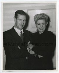 5d713 PAUL KELLY 8x10 still '40s arm-in-arm with pretty actress Marjorie Woodworth!