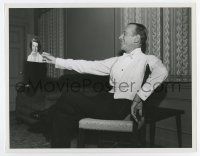 5d787 ROYAL WEDDING 8x10.25 still '51 Fred Astaire smiles at he admires photo of Sarah Churchill!