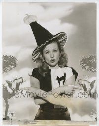 5d367 GALE ROBBINS 7.5x9.75 still '47 in cool wacky Halloween outfit with black cat blouse!
