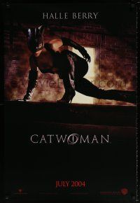 5k159 CATWOMAN teaser DS 1sh '04 great image of Halle Berry in super sexy leather suit!
