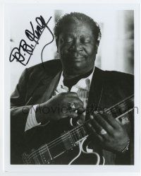5t501 B.B. KING signed 8x10 REPRO still '80s c/u of the legendary blues musician with his guitar!