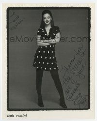 5t429 LEAH REMINI signed 8x10 publicity still '00s the sexy King of Queens actress standing c/u!