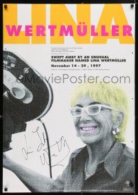5t172 LINA WERTMULLER signed Italian 25x35 '97 great image of the director/writer by camera!