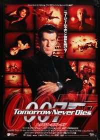 5y231 TOMORROW NEVER DIES Japanese 29x41 '98 super close image of Pierce Brosnan as Bond!