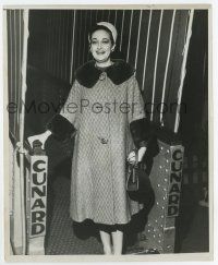 6a256 DOROTHY LAMOUR 8x10 news photo '61 arriving in New York City on the Queen Elizabeth!