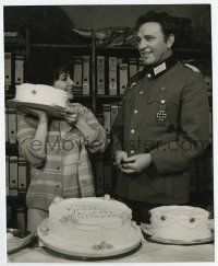 6a269 ELIZABETH TAYLOR/RICHARD BURTON 8x9.75 still '69 clowning on the set of Where Eagles Dare!