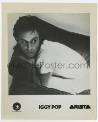 6a440 IGGY POP 8x10 music publicity still '70s great close up of the famous musician on couch!
