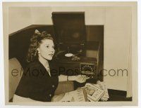 6a466 JEANETTE DAVIS 7x9 music publicity still '50s the pretty singer with her cool Philco radio!