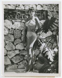 6a472 JOAN COLLINS 7.25x9 news photo '56 wearing bikini in Jamaica preferring to be tan all over!