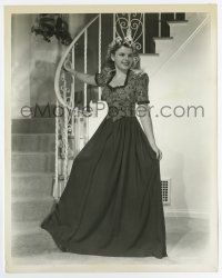 6a492 JUDY GARLAND 8x10.25 still '39 full-length smiling c/u in pretty floral dress by stairs!
