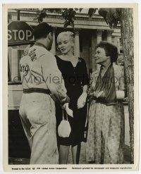 6a581 MISFITS 8.25x10 still '61 sexy Marilyn Monroe & Thelma Ritter talking to Wallach on street!