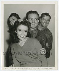 6a693 SABOTEUR candid 8.25x10 still '42 Robert Cummings & his stand-in with twins in their debut!