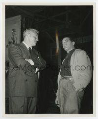 6a758 STATE OF THE UNION candid 8x10 key book still '48 Spencer Tracy stares at Frank Capra!