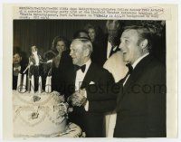 6a784 THAT'S ENTERTAINMENT PART 2 8x10 news photo '76 Gene Kelly at Fred Astaire's 77th birthday!