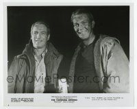 6a820 TOWERING INFERNO candid 8x10.25 still '74 c/u of Paul Newman & Steve McQueen drinking Coors!