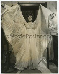 6a663 RAQUEL WELCH 8x10 news photo '66 in negligee posed like Winged Victory from Shoot Louder!