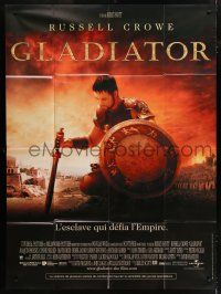 6b774 GLADIATOR French 1p '00 close up of kneeling Russell Crowe, directed by Ridley Scott!