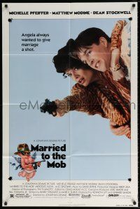 6f571 MARRIED TO THE MOB 1sh '88 great image of Michelle Pfeiffer with gun & Matthew Modine!