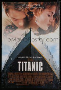 6k752 TITANIC DS 1sh '97 great romantic image of Leonardo DiCaprio & Kate Winslet!