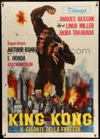 6w851 KING KONG ESCAPES Italian 1p '68 different Franco art of the giant ape crushing New York!