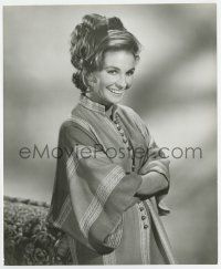 7m306 DIVORCE AMERICAN STYLE 8x10 still '67 full-length Jean Simmons smiling with arms in sleeves!