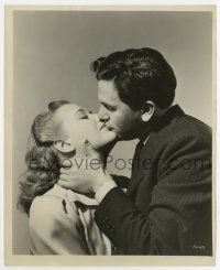 7m375 FOUR DAUGHTERS 8x10 news photo '39 great c/u of John Garfield kissing pretty Priscilla Lane!