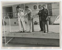 7m556 KID FROM TEXAS candid deluxe 8x10 still '39 director explains water scene to Rice & O'Keefe!