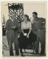 7m637 LUST FOR GOLD candid 8x10 still '49 Ida Lupino chatting with cameramen on the set by Lippman!