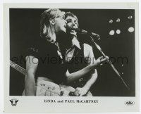7m711 PAUL MCCARTNEY/LINDA MCCARTNEY 8x10 music publicity still '80s performing in Wings!