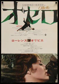 7p422 OTHELLO Japanese '66 close up of Laurence Olivier kissing Maggie Smith, William Shakespeare